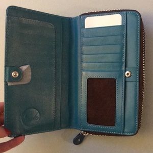 1 Day Left to Ship! 
Gabs Italian Smooth Leather Zip Closure Wallet